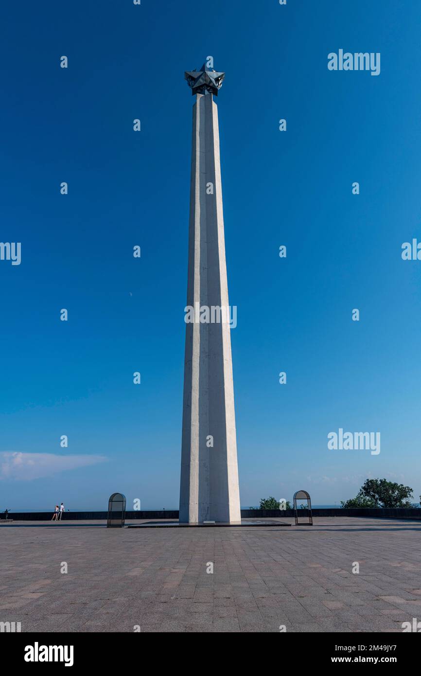 Obelisco Slavy G. Ulyanovsk affacciato sul fiume Volga, Ulyanovsk, Russia Foto Stock
