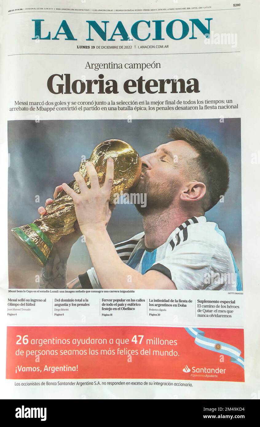 Prima pagina del quotidiano argentino la Nacion con foto di Lionel messi con il trofeo della Coppa del mondo FIFA dopo che l'Argentina l'ha vinta battendo la Francia. Foto Stock