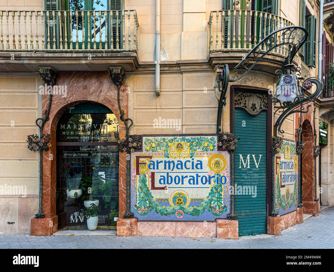 Ingresso decorato a una farmacia, Barcellona, Catalogna, Spagna Foto Stock