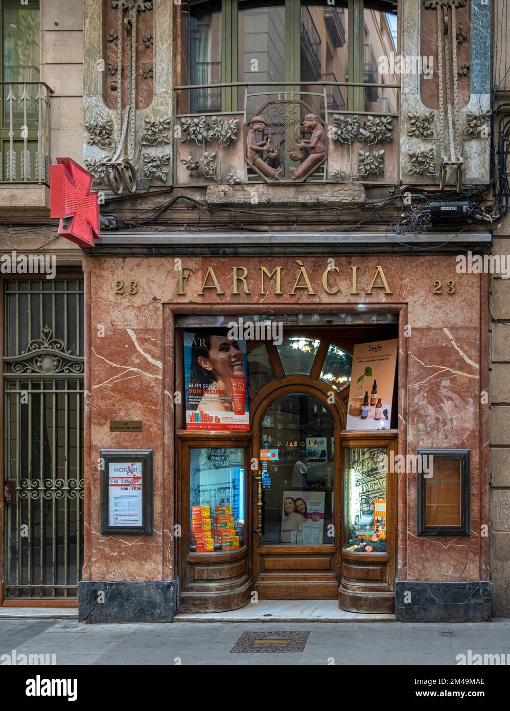 Ingresso decorato a una farmacia, Barcellona, Catalogna, Spagna Foto Stock