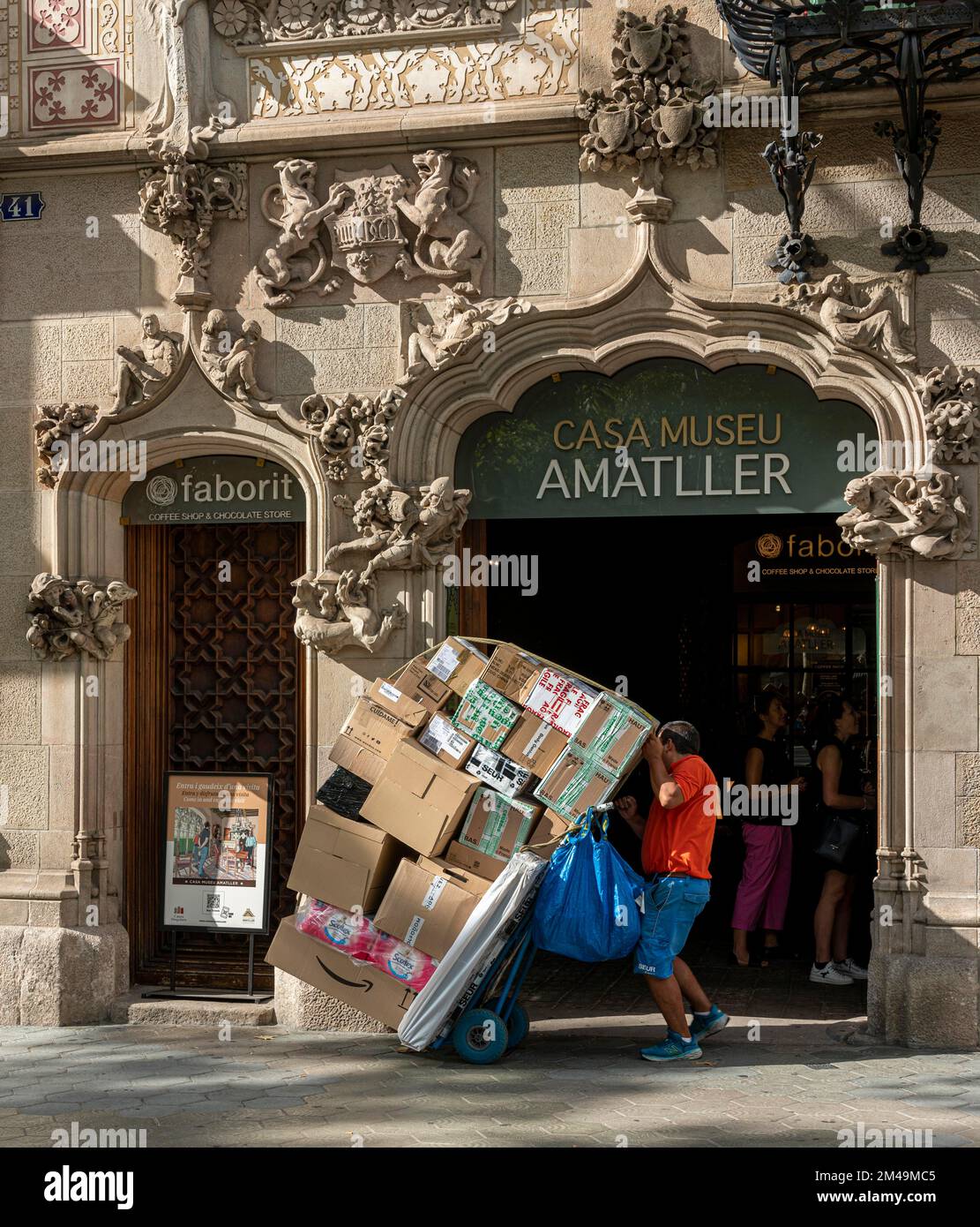 Consegna pacchi sul viale Passeig de Gracia, Barcellona, Catalogna, Spagna Foto Stock