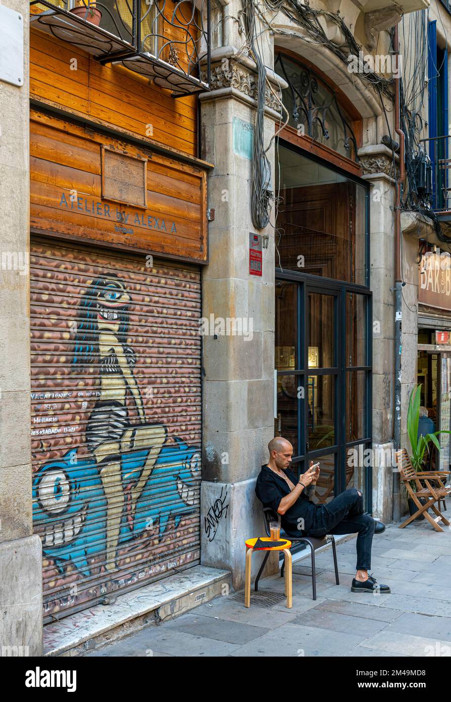 Graffiti sui ciechi dei negozi vacanti nel centro storico di Barcellona, Catalogna, Spagna Foto Stock