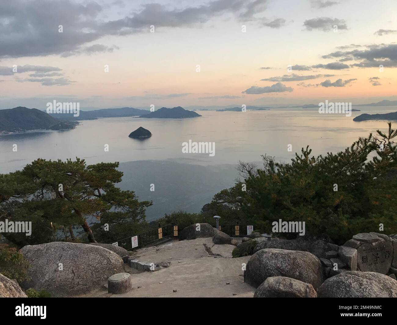Isola di Miyajima, Hatsukaichi, Giappone: Dettaglio del Parco del Santuario di Itsukushima Shinto, un sito dell'UNESCO e tesoro nazionale del Giappone incluso in S Foto Stock