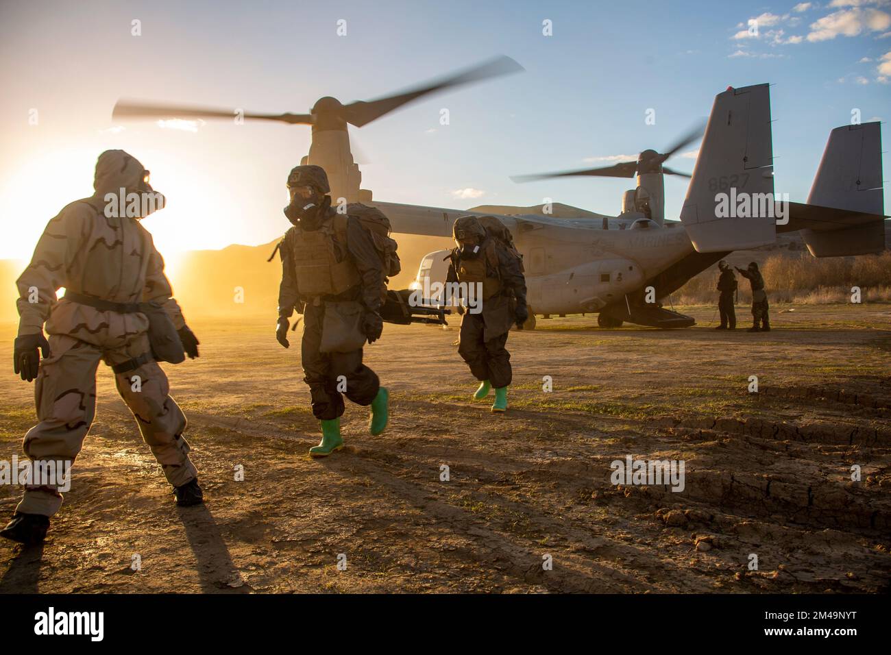 STATI UNITI Marines con 1st Marine Division G-3 Chemical, Biological, Radiological and Nuclear Defense Platoon, i Marine Expeditionary Force (MEF), sono condotti ad una stazione di decontaminazione completa durante Exercise Steel Knight 23, sulla base del corpo dei Marine Camp Pendleton, California, 7 dicembre 2022. 3rd Marine Aircraft Wing (MAW) e 1st Marine Division Marines hanno eseguito uno sfruttamento tattico del sito in un ambiente potenzialmente contaminato. Exercise Steel Knight 23 fornisce a 1st Marine Division e 3rd MAW l'opportunità di perfezionare la divisione e la lotta a livello di ala a sostegno di i MEF e la manovra della flotta. (U. Foto Stock