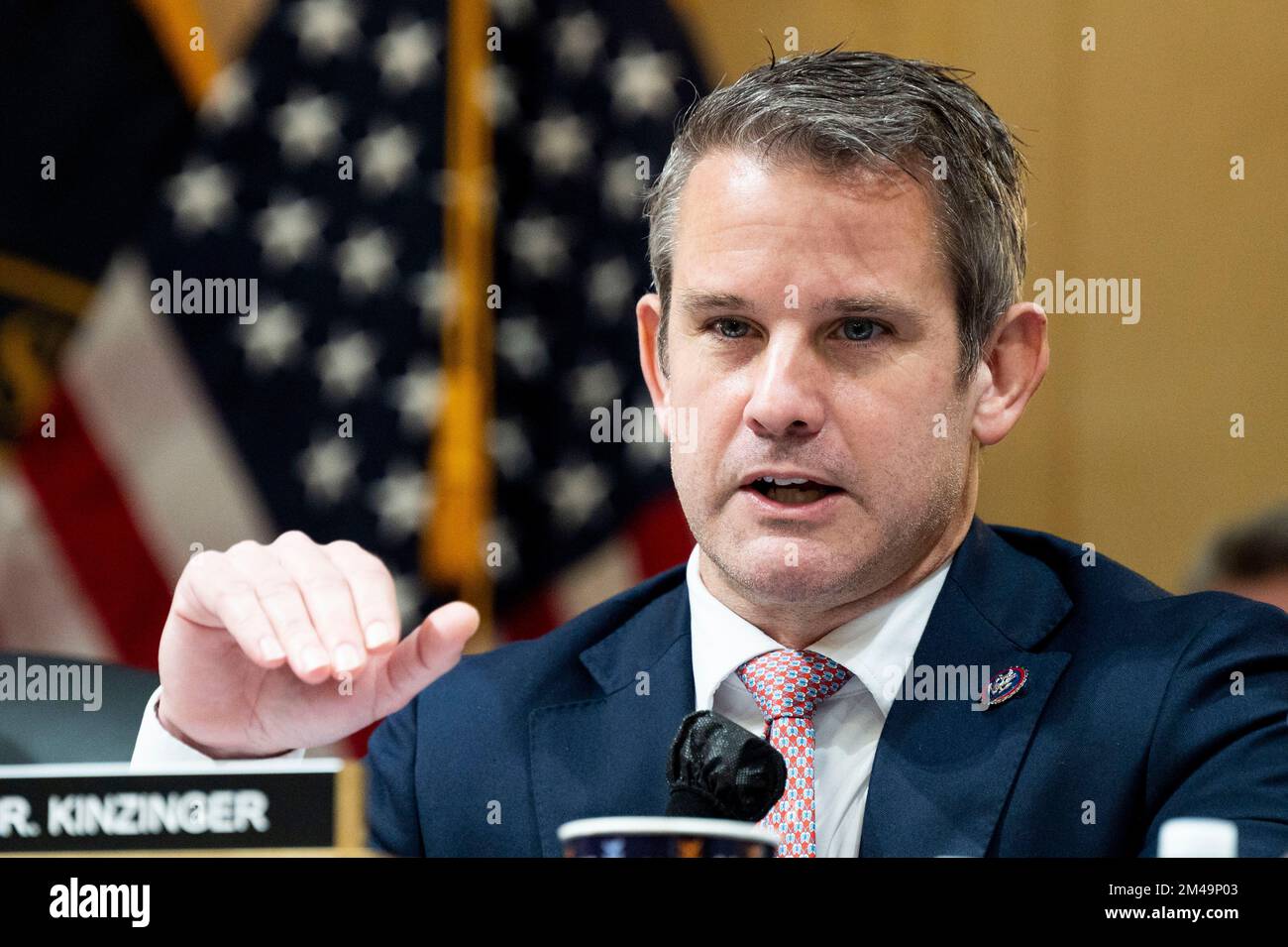 19 dicembre 2022, Washington, District of Columbia, Stati Uniti: USA Il rappresentante ADAM KINZINGER (R-il) intervenendo ad una riunione del Comitato di selezione per indagare l'attacco del 6th gennaio al Campidoglio degli Stati Uniti tenutosi nella Sala Speaker Nancy Pelosi Caucus nell'edificio degli uffici di Cannon House negli Stati Uniti Capitol. (Credit Image: © Michael Brochstein/ZUMA Press Wire) Foto Stock