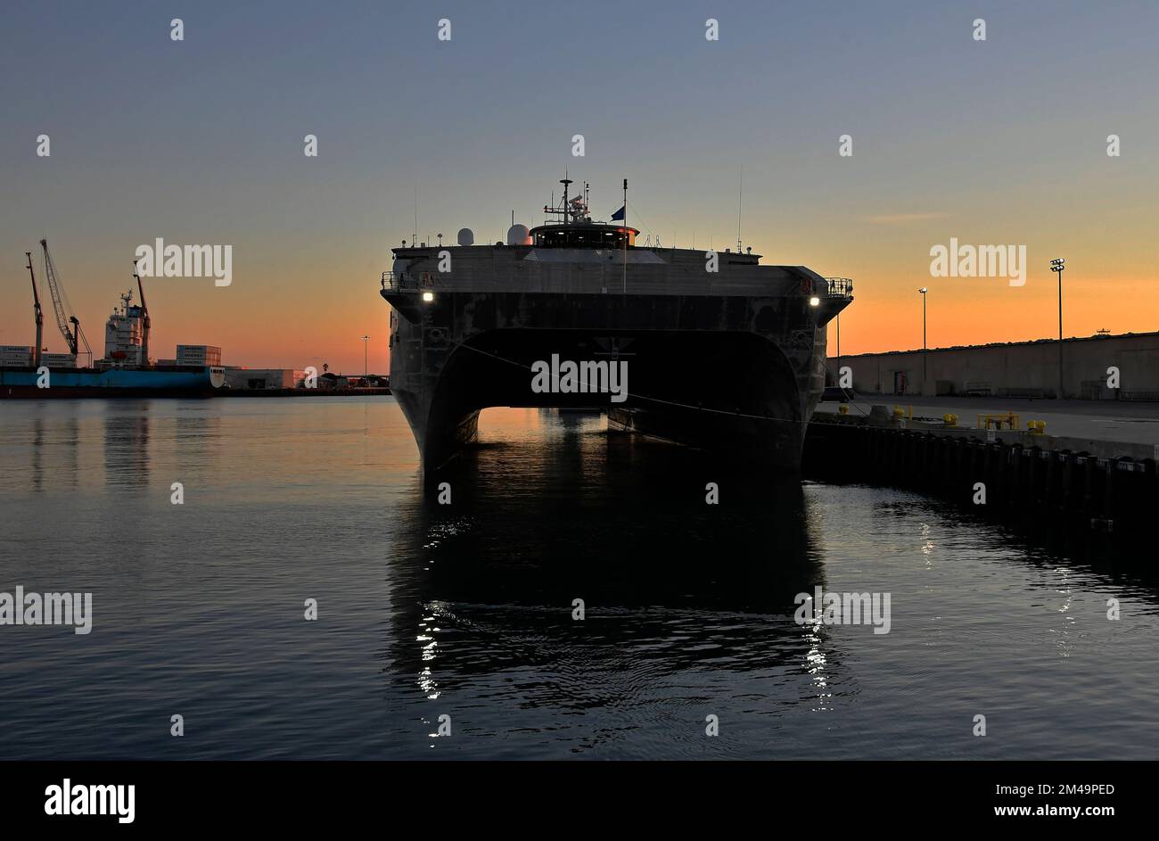 221218-N-AS200-0220 PORTA HUENEME, CALIFORNIA (NNS) (18 dicembre 2022) – il trasporto veloce di spedizione di classe Spearhead USNS Città di Bismarck (JHSV-9/T-EPF-9) effettua una chiamata portuale a bordo della base navale Ventura County (NBVC) Port Hueneme. Bismarck è gestito dal comando militare di Sealift della Marina degli Stati Uniti ed è la prima nave di servizio navale ad onorare Bismarck, North Dakota. NBVC è un'installazione navale strategicamente situata composta da tre strutture operative: Point Mugu, Port Hueneme e San Nicolas Island. NBVC è la sede dei Pacific Seabees, West Coast e-2D Hawkeyes, 3 centri di guerra e 80 Foto Stock