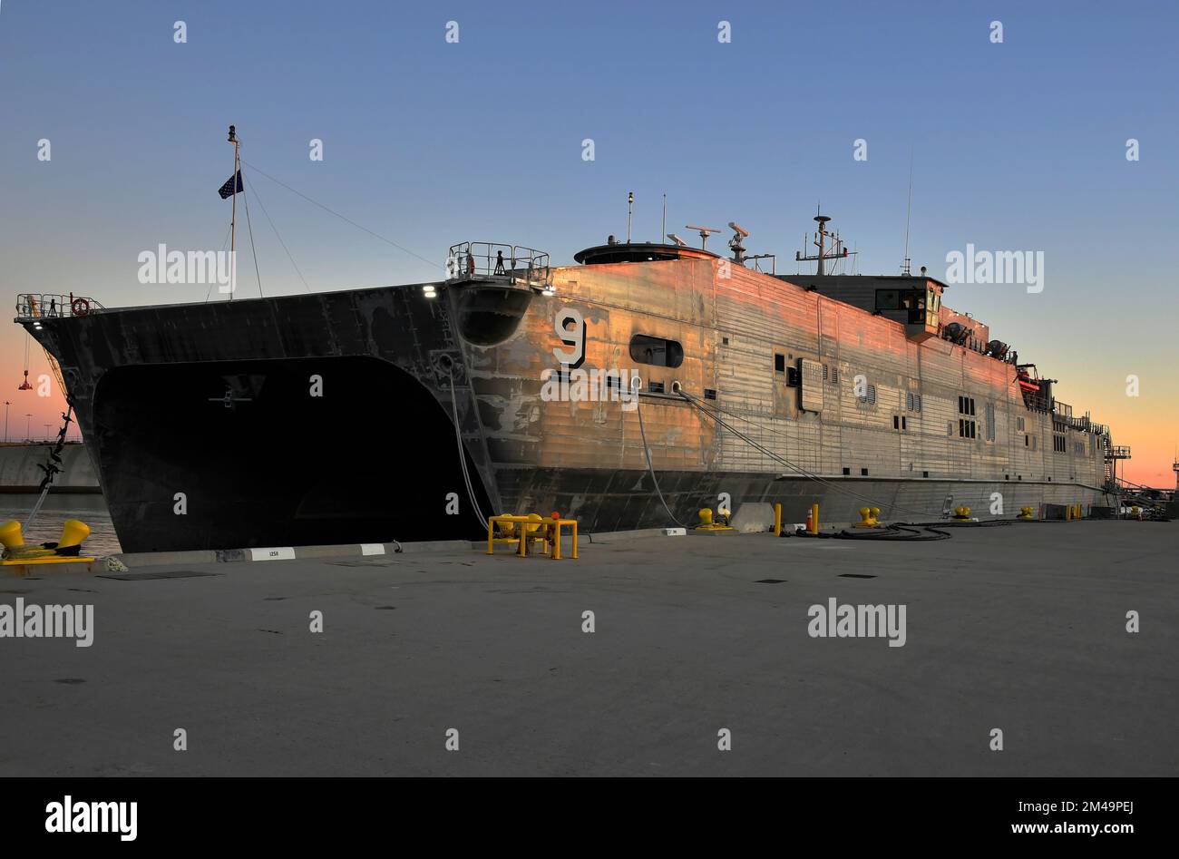 221218-N-AS200-1406 PORTA HUENEME, CALIFORNIA (NNS) (18 dicembre 2022) – il trasporto veloce di spedizione di classe Spearhead USNS Città di Bismarck (JHSV-9/T-EPF-9) effettua una chiamata portuale a bordo della base navale Ventura County (NBVC) Port Hueneme. Bismarck è gestito dal comando militare di Sealift della Marina degli Stati Uniti ed è la prima nave di servizio navale ad onorare Bismarck, North Dakota. NBVC è un'installazione navale strategicamente situata composta da tre strutture operative: Point Mugu, Port Hueneme e San Nicolas Island. NBVC è la sede dei Pacific Seabees, West Coast e-2D Hawkeyes, 3 centri di guerra e 80 Foto Stock
