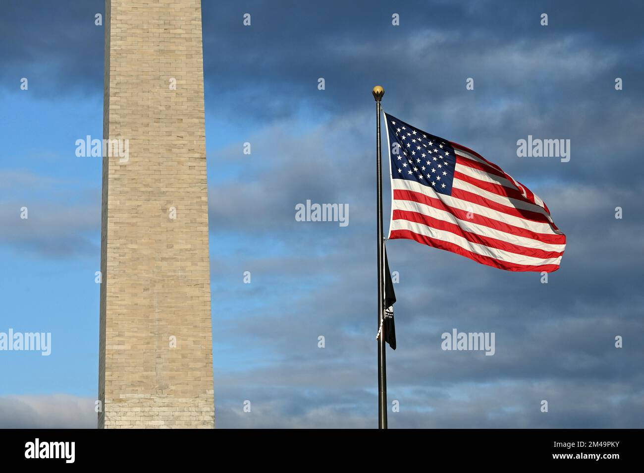 Washington Monument sul National Mall vicino alla US Flag, Washington DC, Stati Uniti d'America Foto Stock