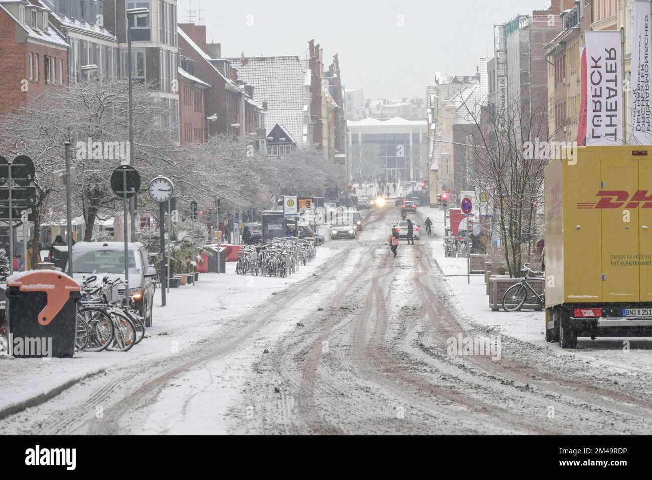 Lubecca, Germania, 15 dicembre 2022: Neve e fanghiglia su una strada cittadina, tempo pericoloso per auto e pedoni, concetto di traffico invernale, spazio copia, s Foto Stock