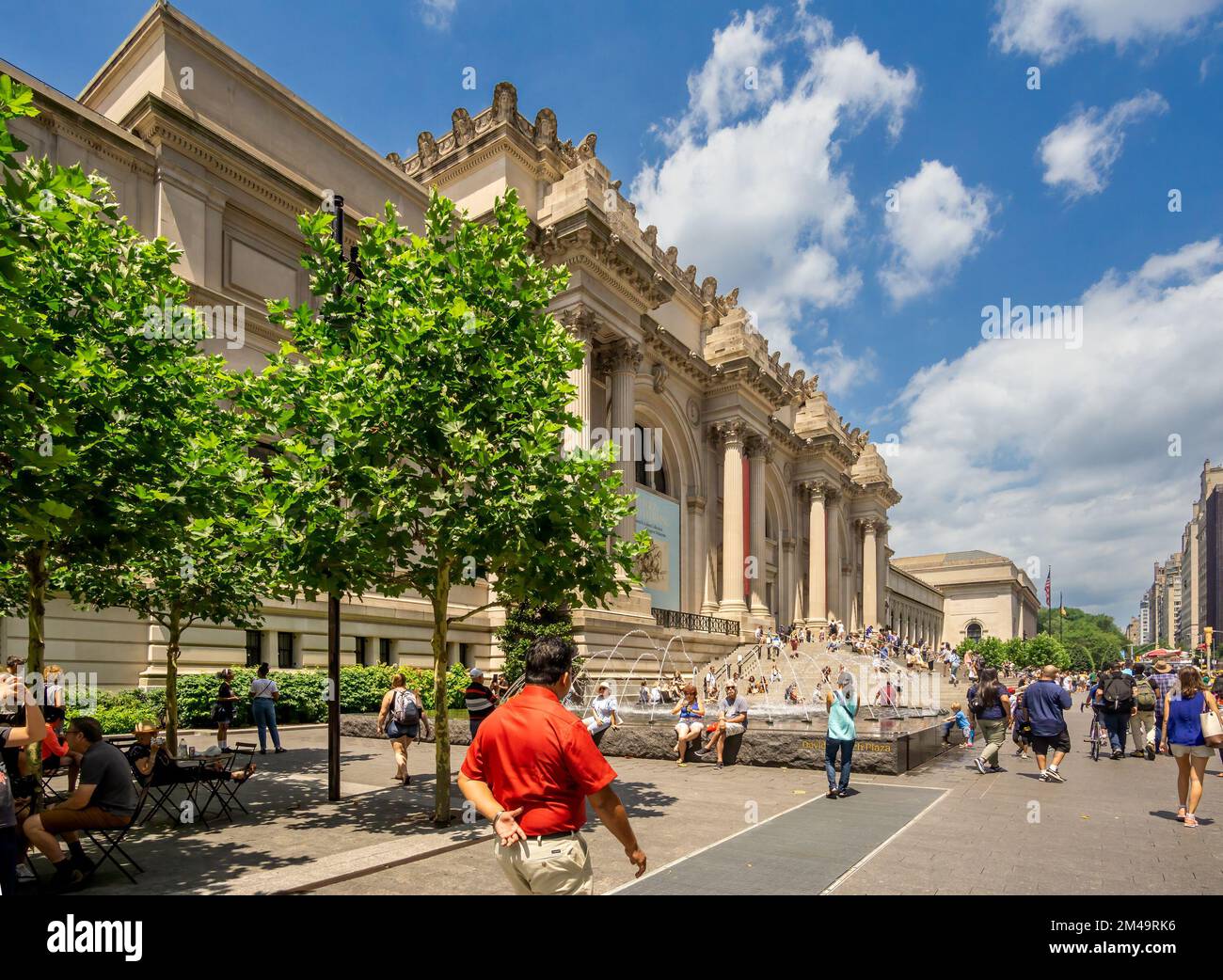 New York, NY - USA - 20 luglio 2018 Vista panoramica dei turisti di fronte allo storico Metropolitan Museum of Art, al numero 1000 di Fifth Avenue, lungo la Mus Foto Stock