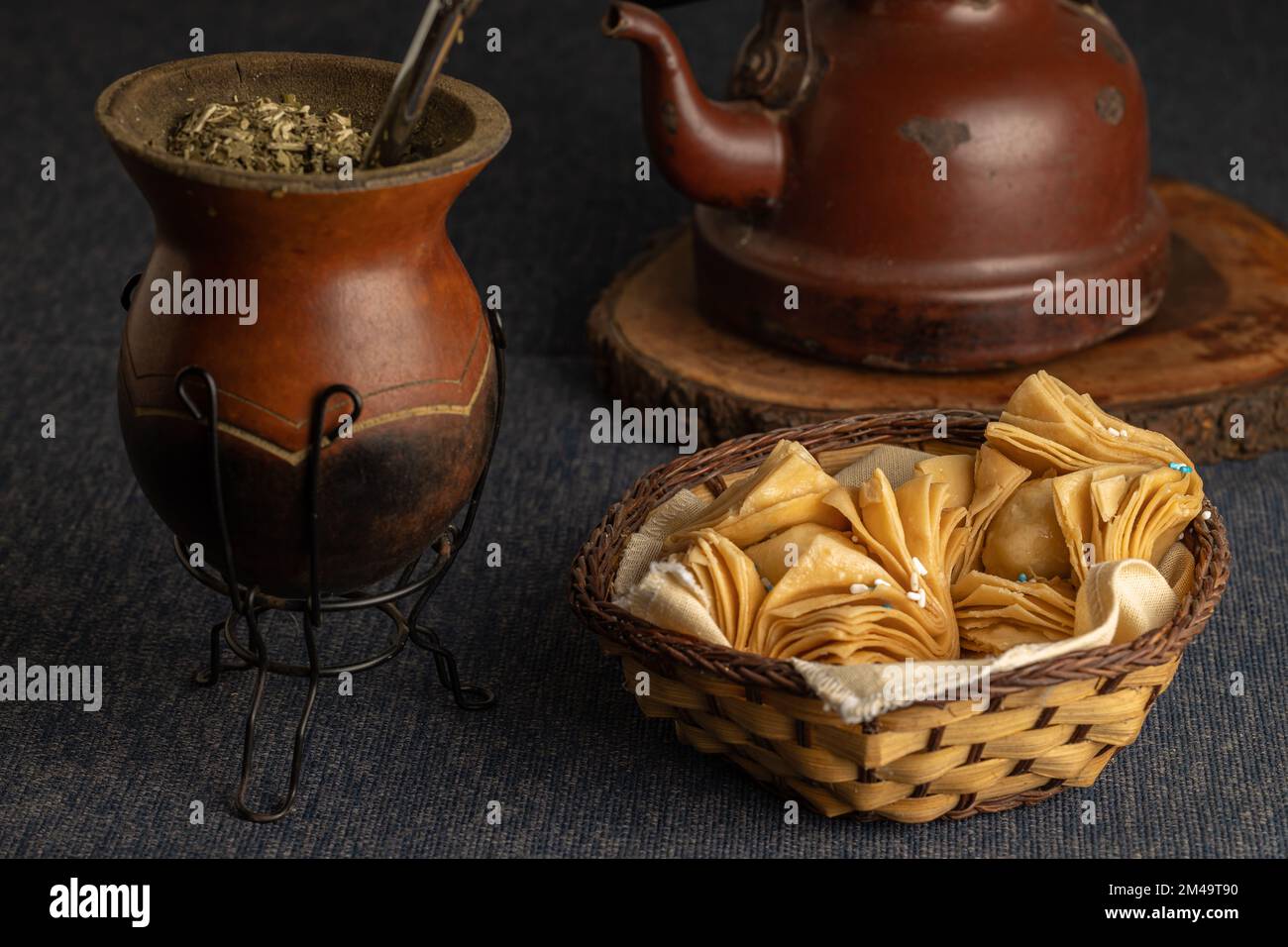 Paste fritte farcite con patate dolci o cotogne con yerba mate e un bollitore. Cibo tipico argentino. Foto Stock