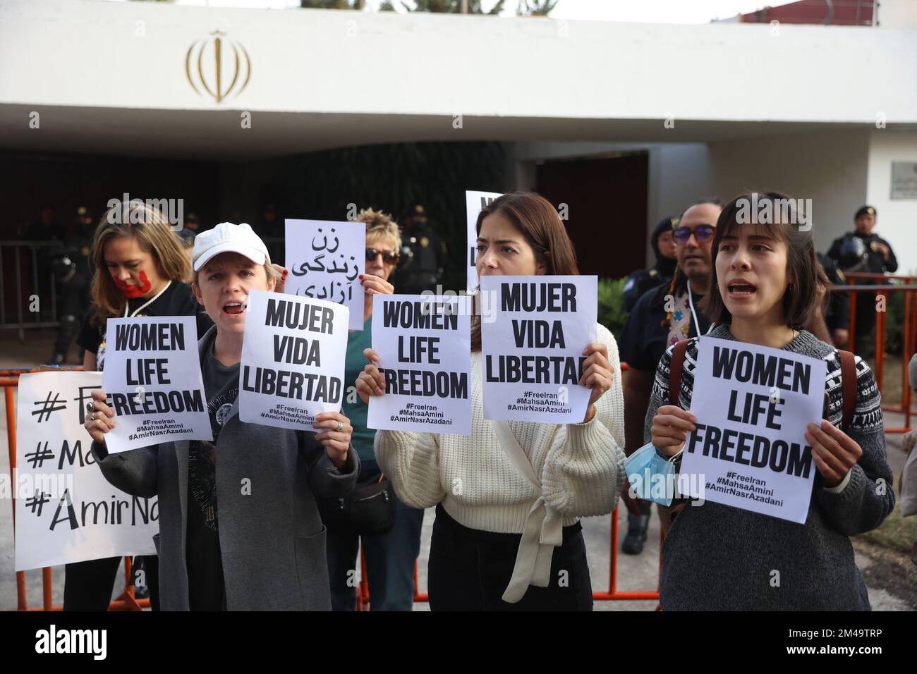 19 dicembre 2022, Città del Messico, Messico: Le donne prendono parte a una protesta al di fuori dell'ambasciata iraniana in Messico, per chiedere il rilascio del calciatore Amir Nasr-Azadani, 26 anni, condannato a morte per aver sostenuto le proteste per i diritti delle donne in Iran. Il 19 dicembre 2022 a Città del Messico. (Foto di Luis Cortes/ Eyepix Group) Foto Stock