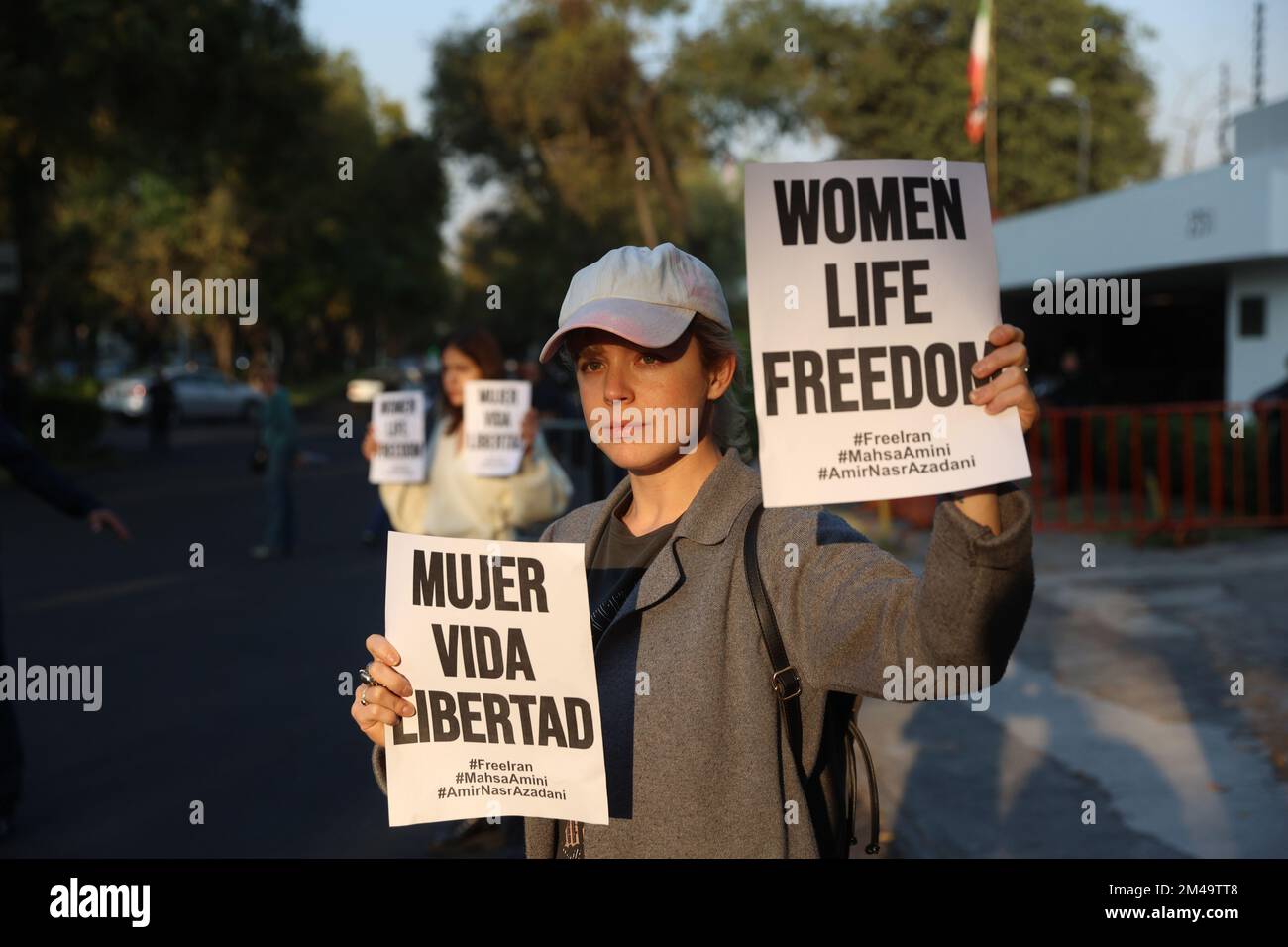 19 dicembre 2022, Città del Messico, Messico: Le donne prendono parte a una protesta al di fuori dell'ambasciata iraniana in Messico, per chiedere il rilascio del calciatore Amir Nasr-Azadani, 26 anni, condannato a morte per aver sostenuto le proteste per i diritti delle donne in Iran. Il 19 dicembre 2022 a Città del Messico. (Foto di Luis Cortes/ Eyepix Group) Foto Stock