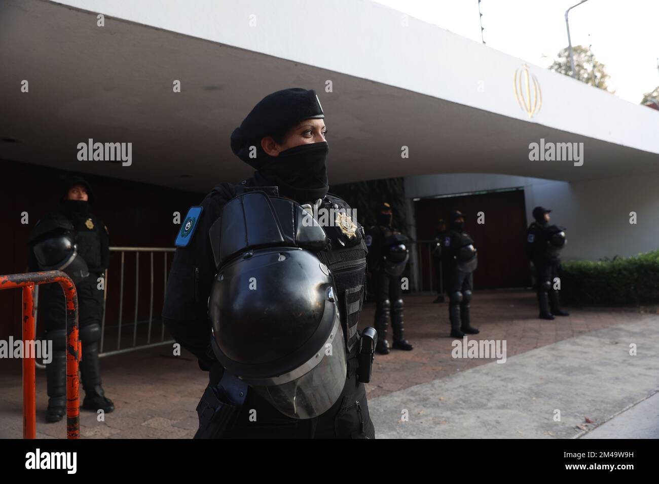 Città del Messico, Messico. 19th Dec, 2022. Guardie di polizia Ambasciata iraniana in Messico durante la protesta delle donne che chiedono il rilascio del calciatore Amir Nasr-Azadani, 26 anni, condannato a morte per aver sostenuto le proteste per i diritti delle donne in Iran. Il 19 dicembre 2022 a Città del Messico. (Credit Image: © Luis Cortes/eyepix via ZUMA Press Wire) Foto Stock