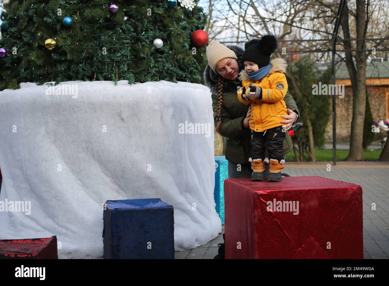 Una donna con il suo bambino sono visti vicino all'albero di Natale. La residenza di St. Nicholas aprì nel parco che prende il nome da Maxim Gorky. Il 19 dicembre, i cristiani celebrano una grande festa - San Giorno di Nicholas. Nicola il Wonderworker - un santo nelle chiese storiche, arcivescovo del mondo di Lycia (Bisanzio). Nel cristianesimo è venerato come operaio di miracoli, in Oriente è patrono di viaggiatori, prigionieri e orfani, in Occidente è patrono di quasi tutti i settori della società, ma soprattutto dei bambini. (Foto di Viacheslav Onyshchenko/SOPA Images/Sipa USA) Foto Stock