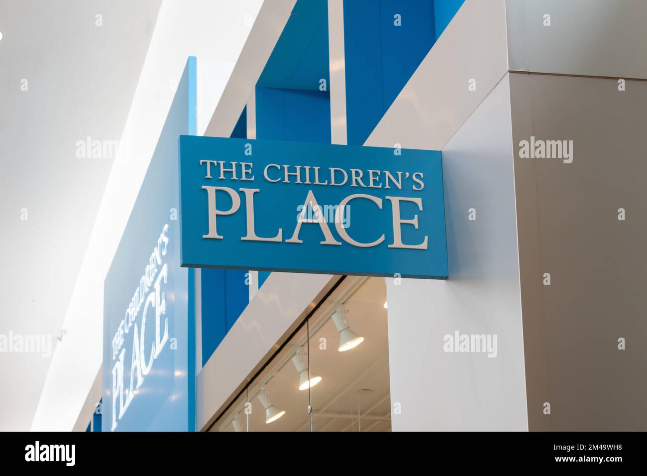 Houston, Texas, USA - 6 marzo 2022: Il segno di proiezione del negozio The Children's Place in un centro commerciale. Il Children's Place Inc. È una specialità americana Foto Stock