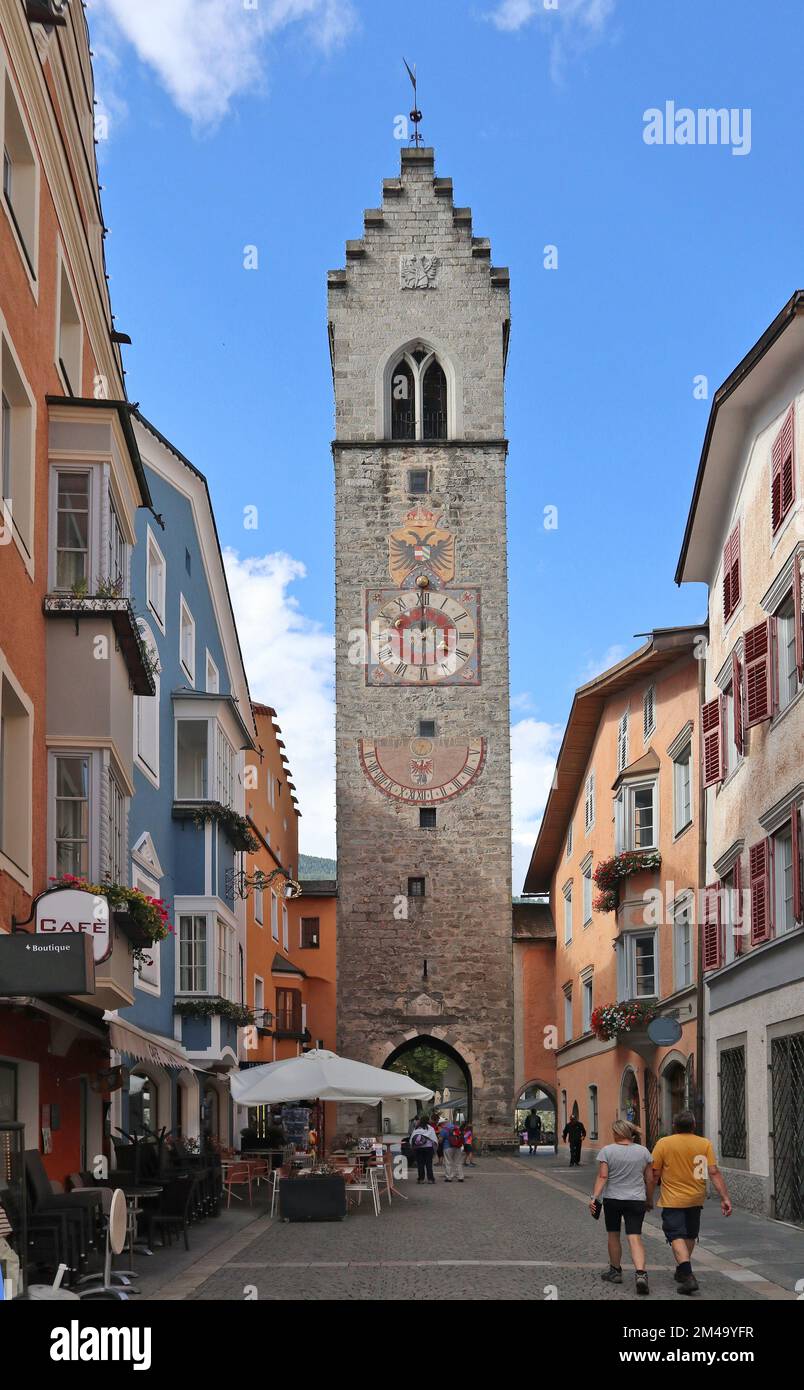 Il Zwölferturm in Sterzing. Nuova strada cittadina nel centro storico. Foto Stock