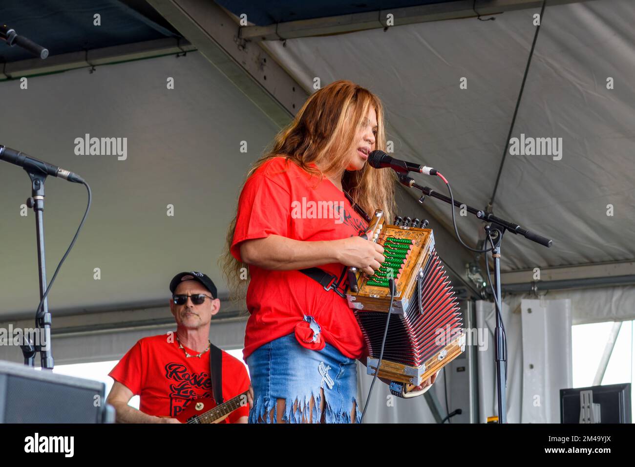 NEW ORLEANS, LA, USA - 29 APRILE 2022: Rosie Ledet suona fisarmonica e canta sul Fais do Stage al New Orleans Jazz and Heritage Festival Foto Stock