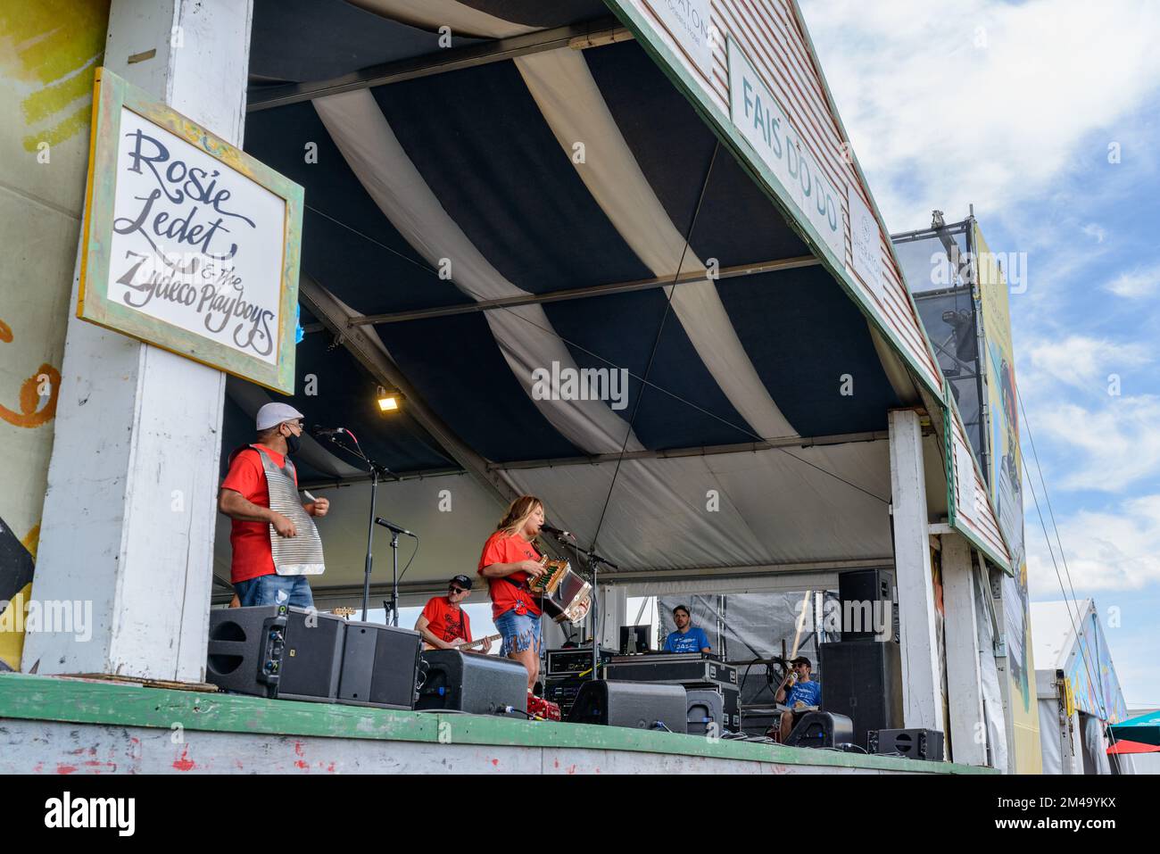 NEW ORLEANS, LA, USA - 29 APRILE 2022: Rosie Ledet e i Playboys Zydeco sul palcoscenico Fais do al Festival Jazz and Heritage di New Orleans Foto Stock