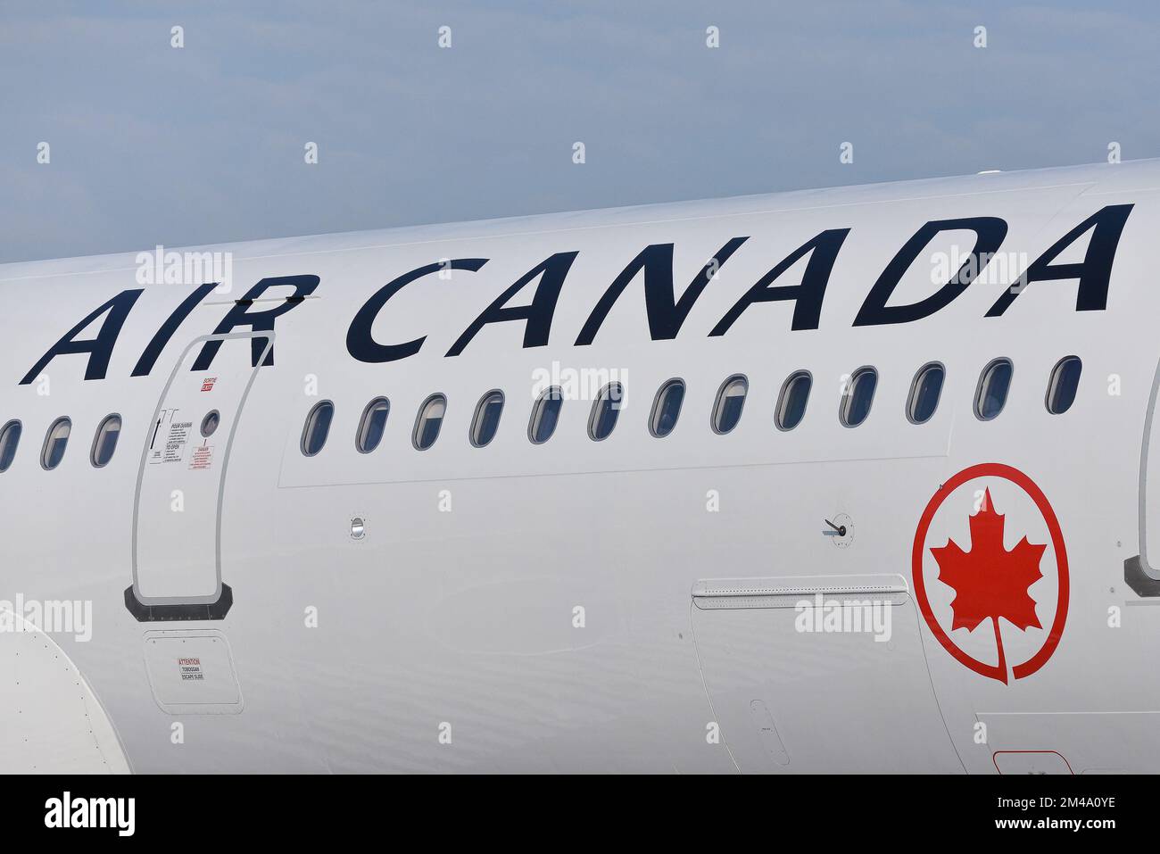 Toronto, ON, Canada – 17 dicembre 2022: Il segno di Air Canada. Air Canada è il vettore di bandiera e la più grande compagnia aerea del Canada per le dimensioni e il pass Foto Stock