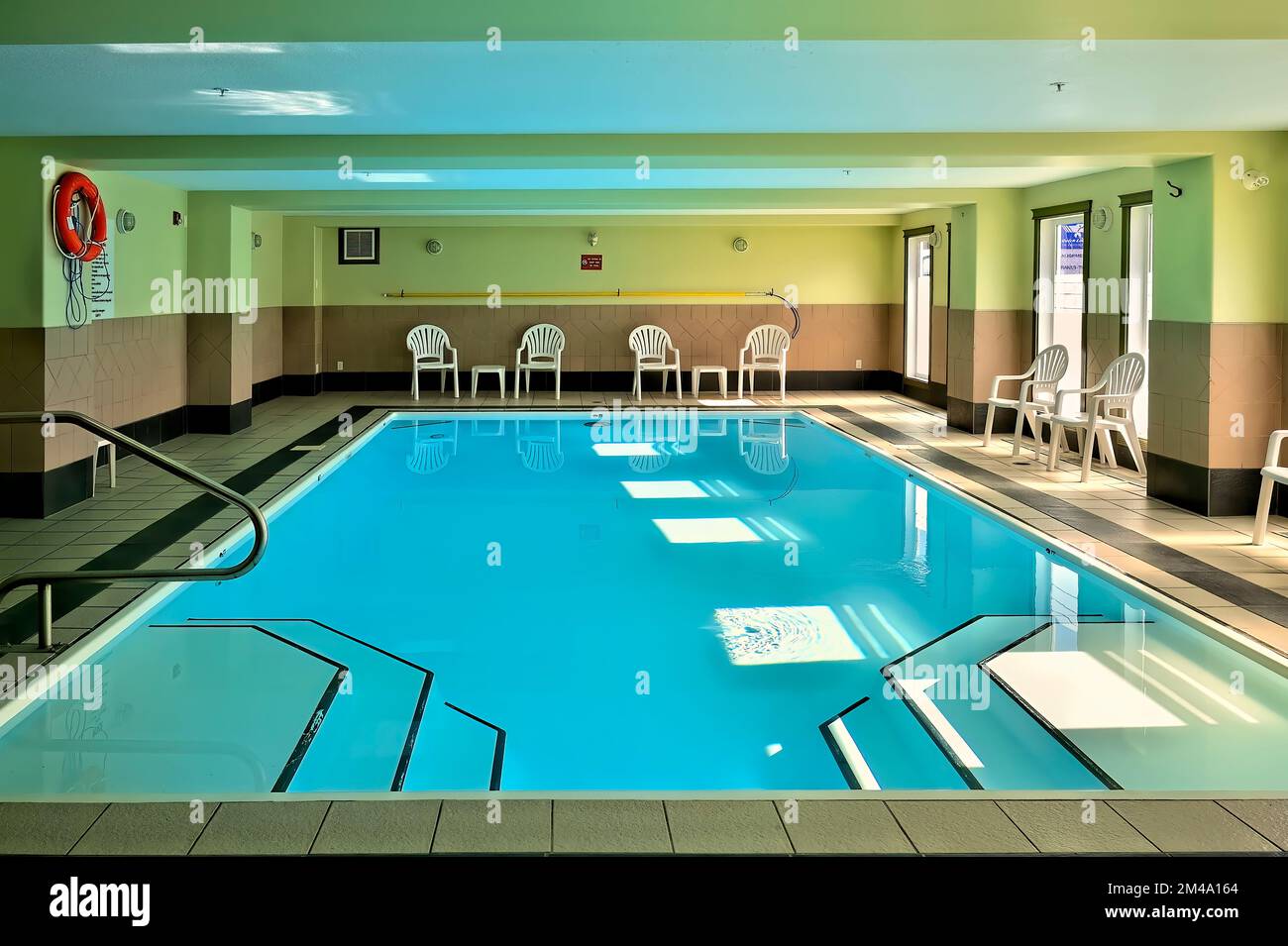 Una piscina interna senza persone Foto Stock