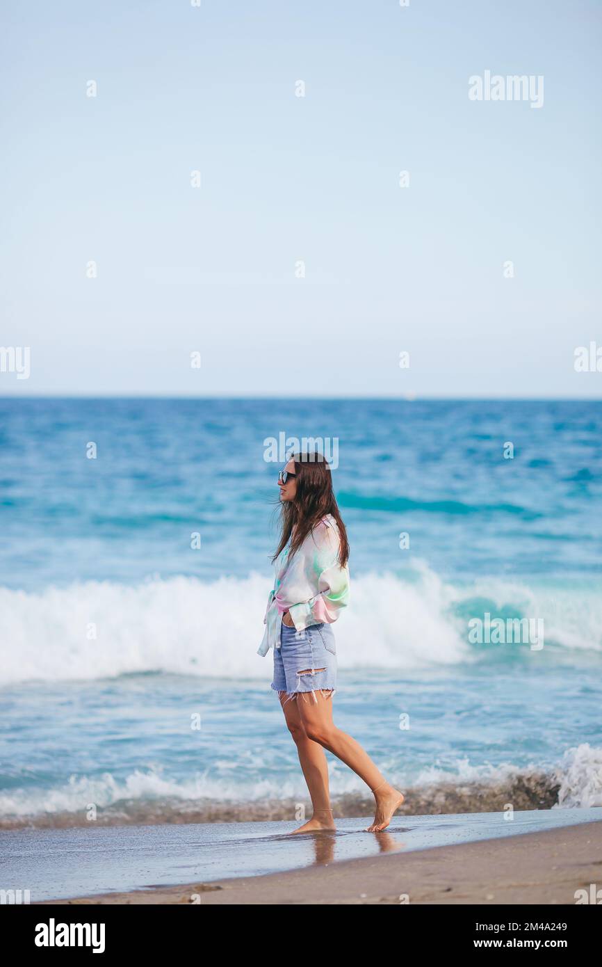 Giovane donna felice sulla spiaggia Foto Stock