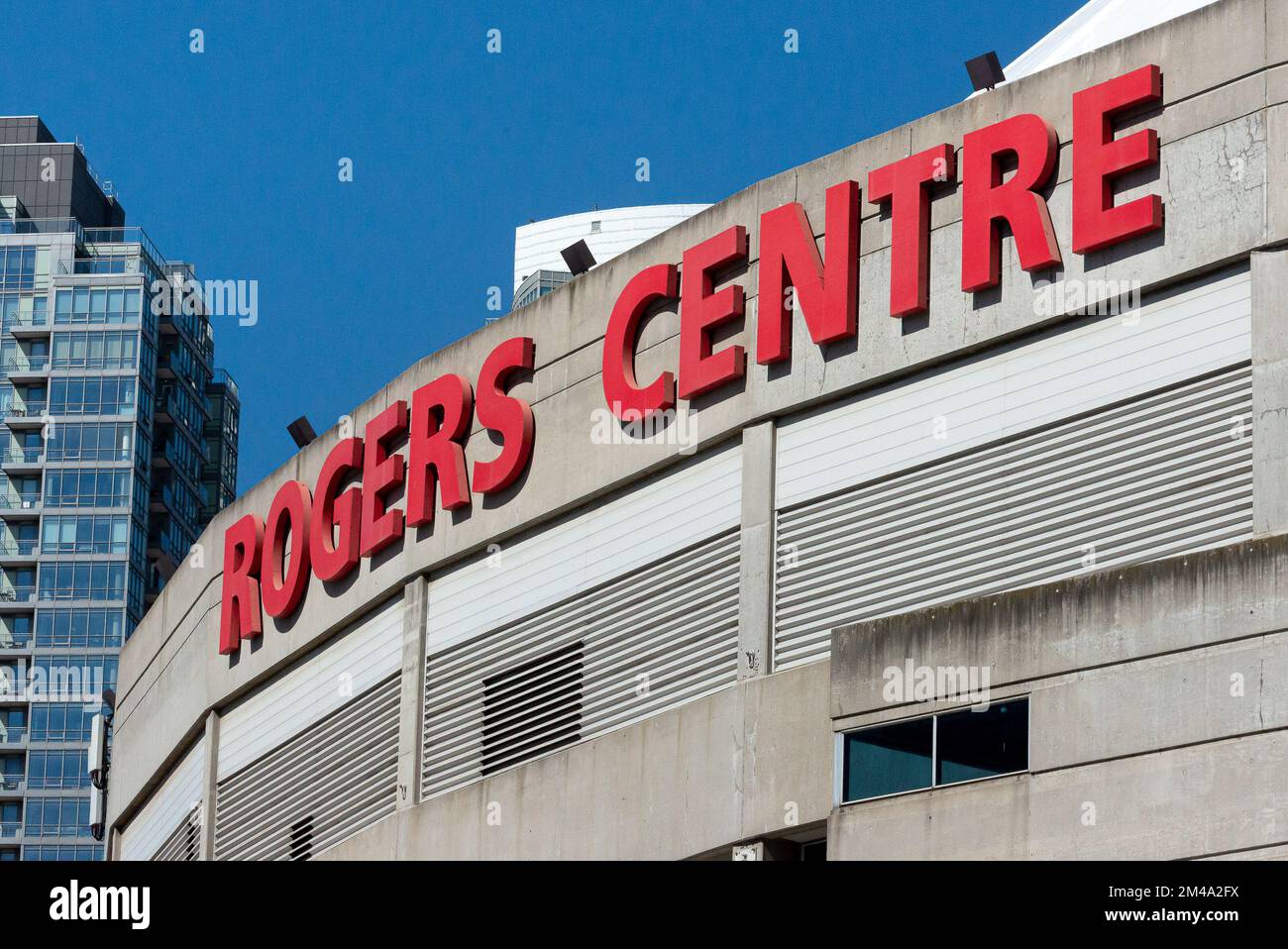 Toronto, ON, Canada – 17 dicembre 2022: Il Rogers Centre è uno stadio polivalente con tetto apribile nel centro di Toronto, Ontario, Canada Foto Stock