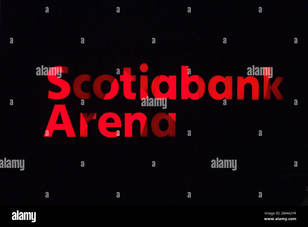 Toronto, ON, Canada - 19 dicembre 2022: La Scotiabank Arena, precedentemente conosciuta come Air Canada Centre, è un'arena polivalente situata in Bay Street, Toront Foto Stock