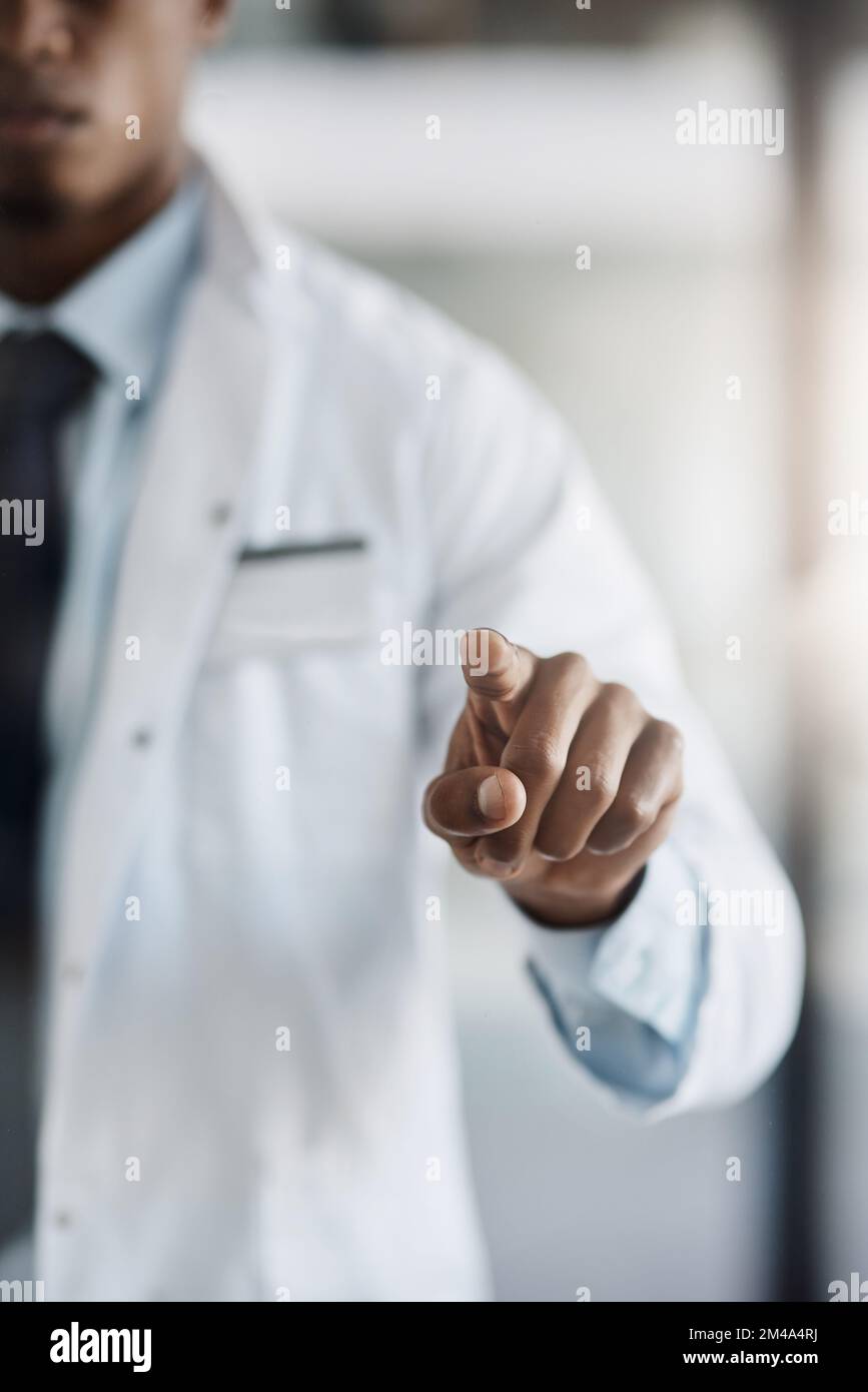 Così vicino, potete quasi toccarlo. uno scienziato maschile irriconoscibile che lavora sulla tecnologia touchscreen mentre fa ricerche nel suo laboratorio. Foto Stock