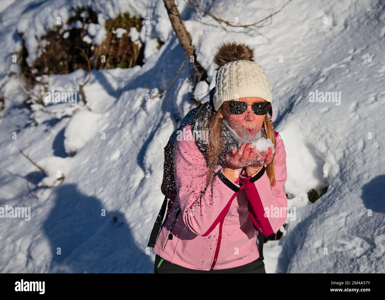 Primo piano di una donna matura che soffia neve dalle mani, Austria Foto Stock