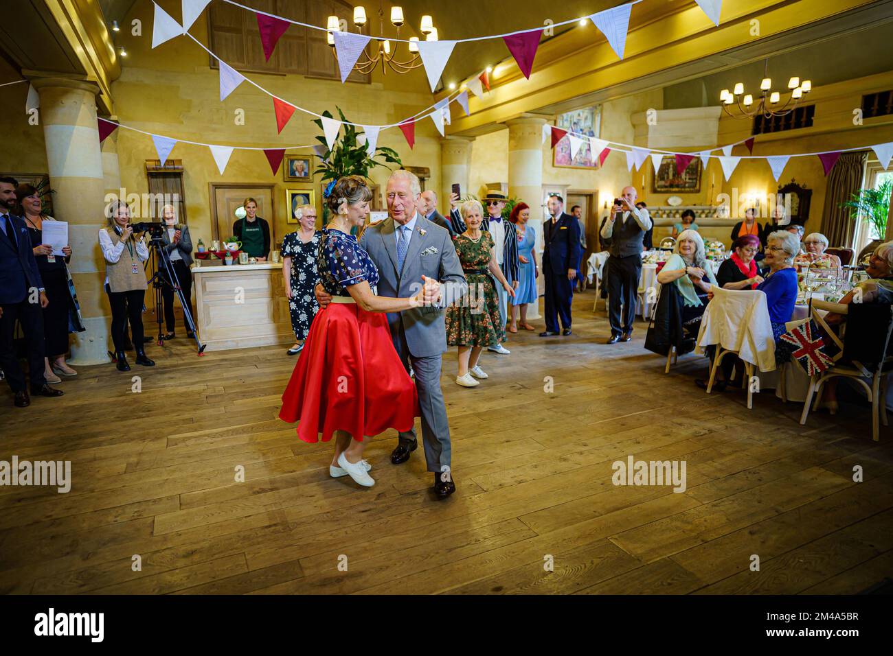 PA RECENSIONE DELL'ANNO 2022 Foto del file datata 31/05/22 - il Principe del Galles balla con Bridget Tibbs durante una danza del tè giubilare ospitata dalla Prince's Foundation per celebrare il Platinum Jubilee, a Highgrove vicino Tetbury, Gloucestershire. Al Principe Carlo si unirono Jools Holland, Ruby Turner e Patrick Grant alla celebrativa danza del tè, una delle tante tenute in tutto il Regno Unito dalla Prince's Foundation, il cui obiettivo è combattere la solitudine e l'isolamento nelle comunità circostanti. Data di emissione: Martedì 20 dicembre 2022. Foto Stock