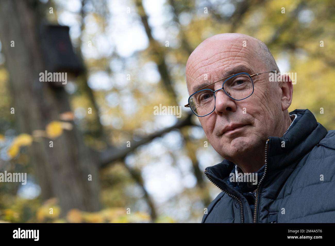 Hameln, Germania. 17th Nov 2022. Rainer Marcek, supervisore regionale della BAT dell'Agenzia statale della bassa Sassonia per la gestione delle acque, la protezione costiera e la conservazione della natura (NLWKN). L'esperto di pipistrelli osserva un declino della popolazione nel Weserbergland. (A dpa 'come le turbine eoliche potrebbero diventare più sicure per i pipistrelli') Credit: Swen Pförtner/dpa/Alamy Live News Foto Stock