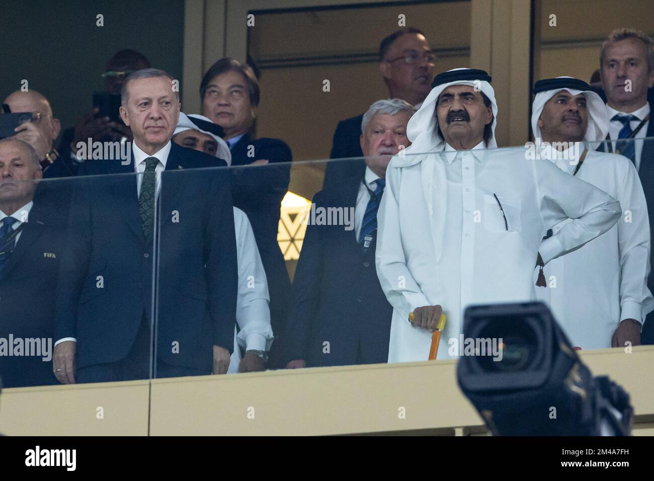 Lusail, Qatar. 18th Dec, 2022. Calcio: Coppa del mondo, Argentina - Francia, finale, finale, Lusail Stadium, Recep Tayyip Erdogan (l), presidente della Turchia, si trova accanto all'ex Emir del Qatar, Emir Sheikh Hamad Bin Khalifa al Thani, negli stand. Credit: Tom Weller/dpa/Alamy Live News Foto Stock