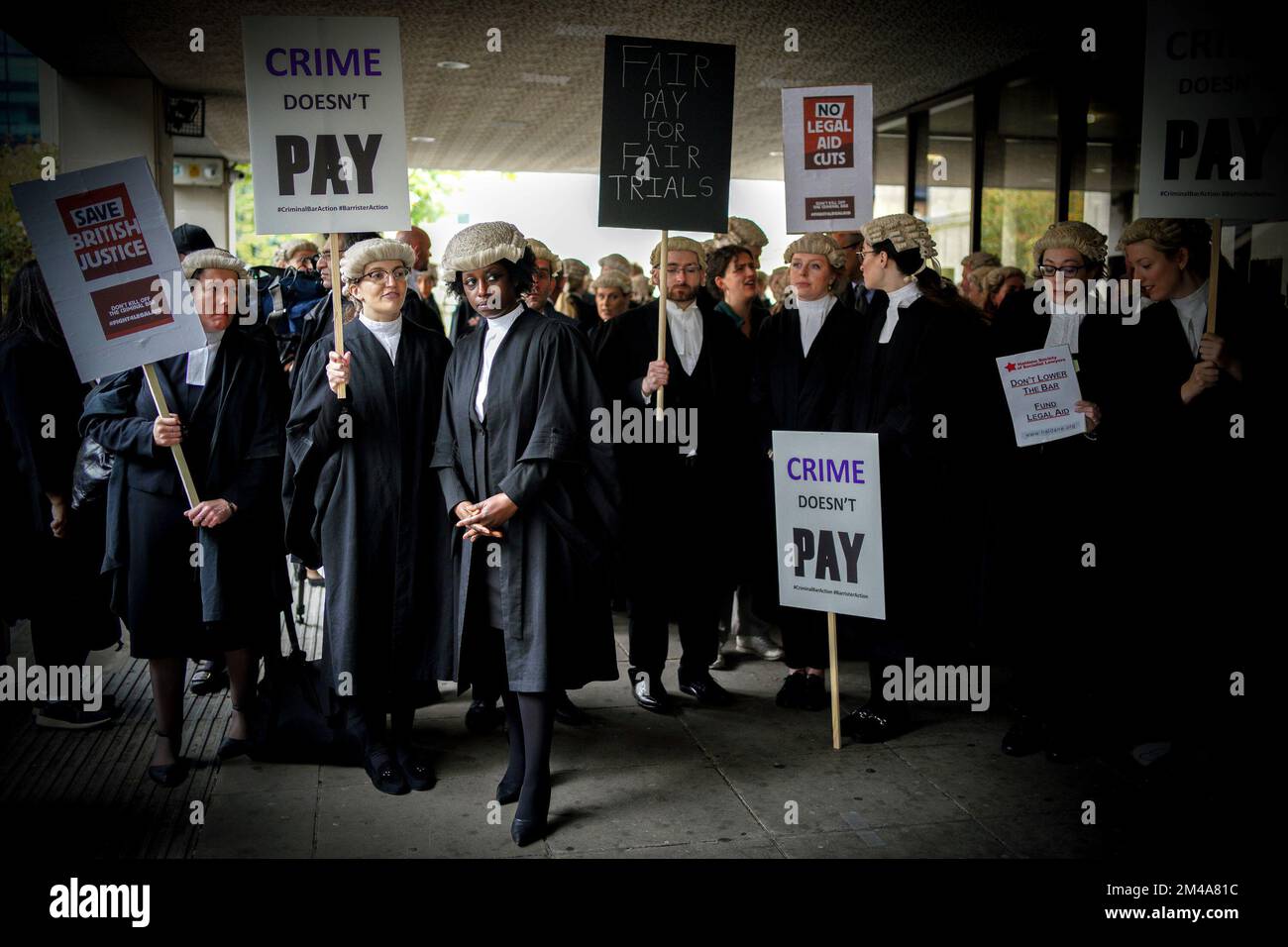 PA RECENSIONE DELL'ANNO 2022 Foto del file datata 27/06/22 - barrister criminali della Criminal Bar Association (CBA), che rappresenta barrister in Inghilterra e Galles, al di fuori della corte della corona di Manchester il primo di diversi giorni di passerelle in tribunale da parte dei membri della CBA in fila sul finanziamento degli aiuti legali. Data di emissione: Martedì 20 dicembre 2022. Foto Stock