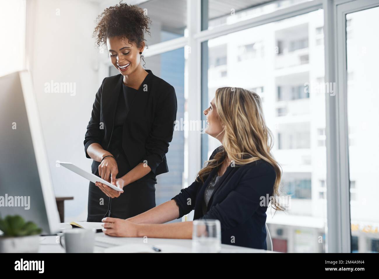 La tecnologia può solo migliorare i loro piani. due donne d'affari che lavorano insieme in un ufficio. Foto Stock