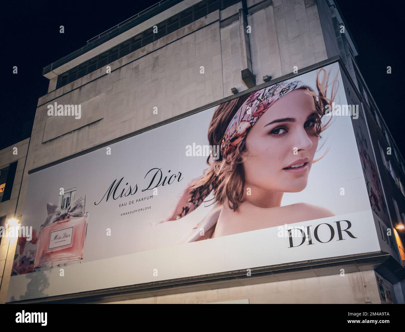 Pubblicità nella Miss Dior profumo edificio. Foto Stock