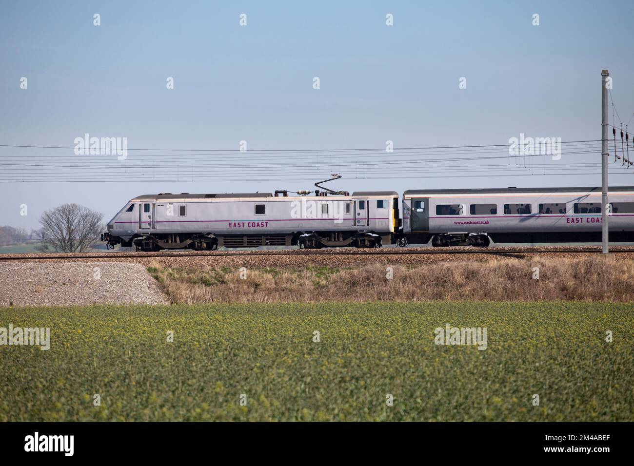 Una locomotiva di classe 91 della costa orientale e Intercity 225 passano Northallerton sulla linea principale della costa orientale quando la concessione della costa orientale è stata gestita pubblicamente Foto Stock