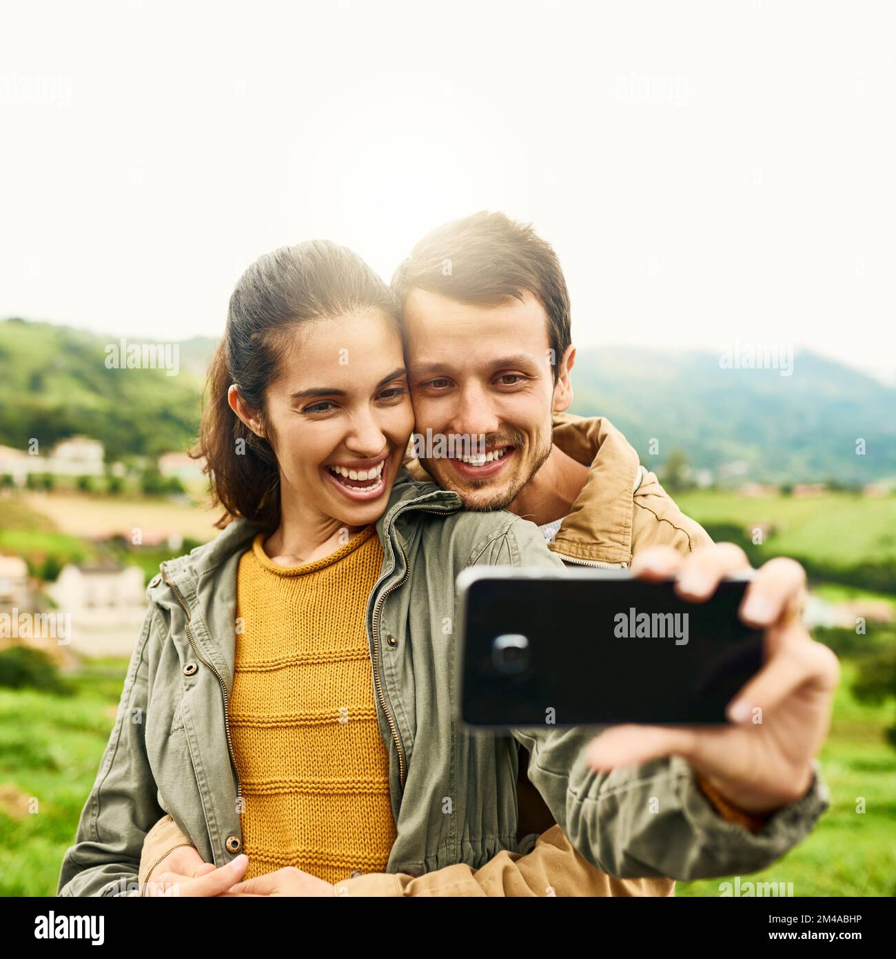 Crediamo nel fare ricordi ogni giorno. una coppia amorevole che prende un selfie all'aperto. Foto Stock