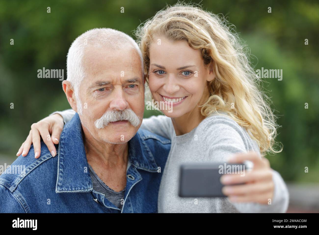una famiglia che scatta foto al selfie Foto Stock