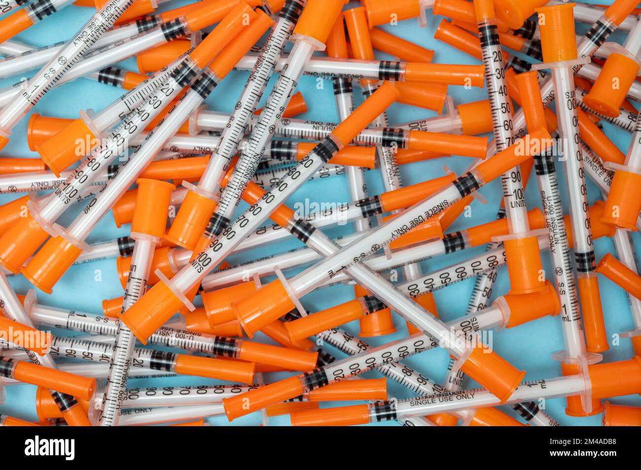 Pile di aghi per insulina con cappuccio arancione Foto Stock