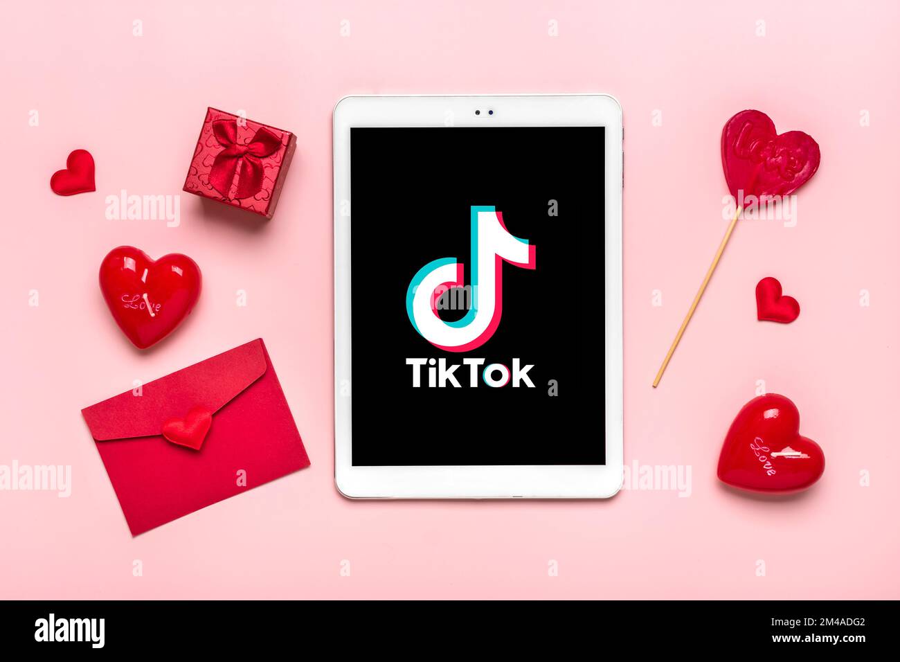 Bangkok, Thailandia Dicembre 2022 smartphone Tik Tok icona applicazione, logo sullo schermo, come, due cuori rossi su sfondo rosa alla moda social media netwo Foto Stock