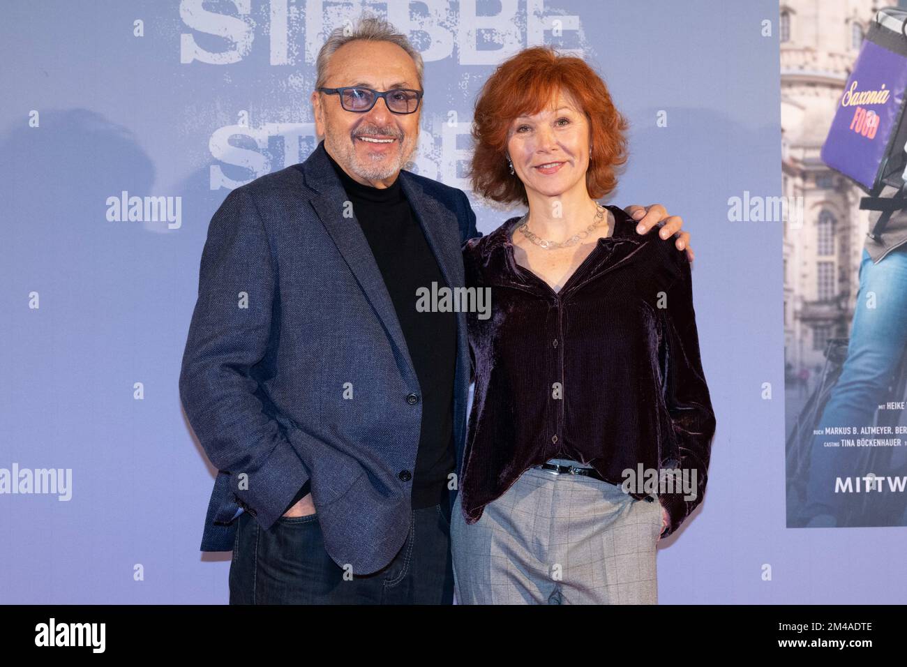 Dresda, Germania. 19th Dec, 2022. Heike Trinker e Wolfgang Stumph si trovano nel teatro rotondo in occasione della prima del film "Stube Spezial: Ausgeliefert". Credit: Sebastian Kahnert/dpa/Alamy Live News Foto Stock