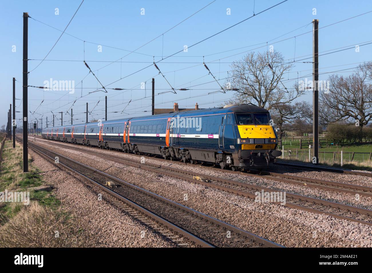 East Coast Intercity 225 che corre lungo il tratto a quattro binari della costa orientale a nord di York passando per Newsham Foto Stock