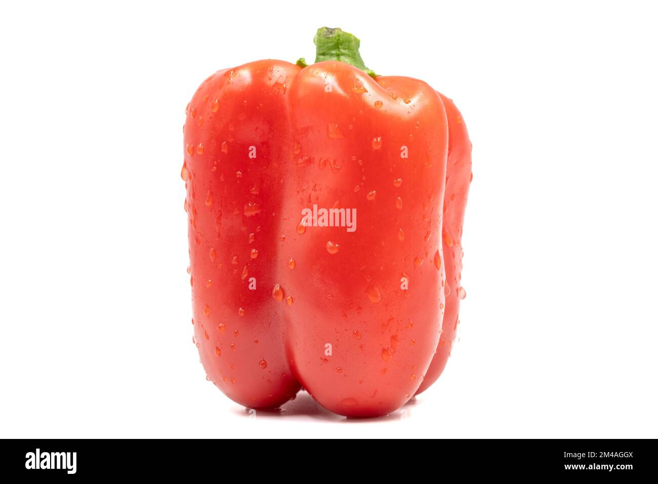 Peperone isolato su fondo bianco. Verdure biologiche fresche. Tracciato di ritaglio. Profondità di campo completa. primo piano Foto Stock