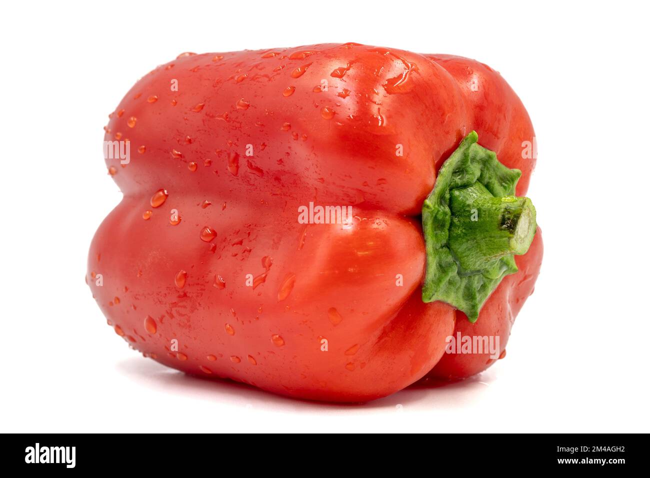 Peperone isolato su fondo bianco. Verdure biologiche fresche. Tracciato di ritaglio. Profondità di campo completa. primo piano Foto Stock