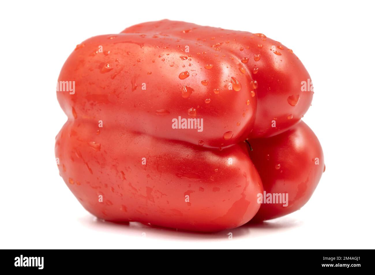 Peperone isolato su fondo bianco. Verdure biologiche fresche. Tracciato di ritaglio. Profondità di campo completa. primo piano Foto Stock