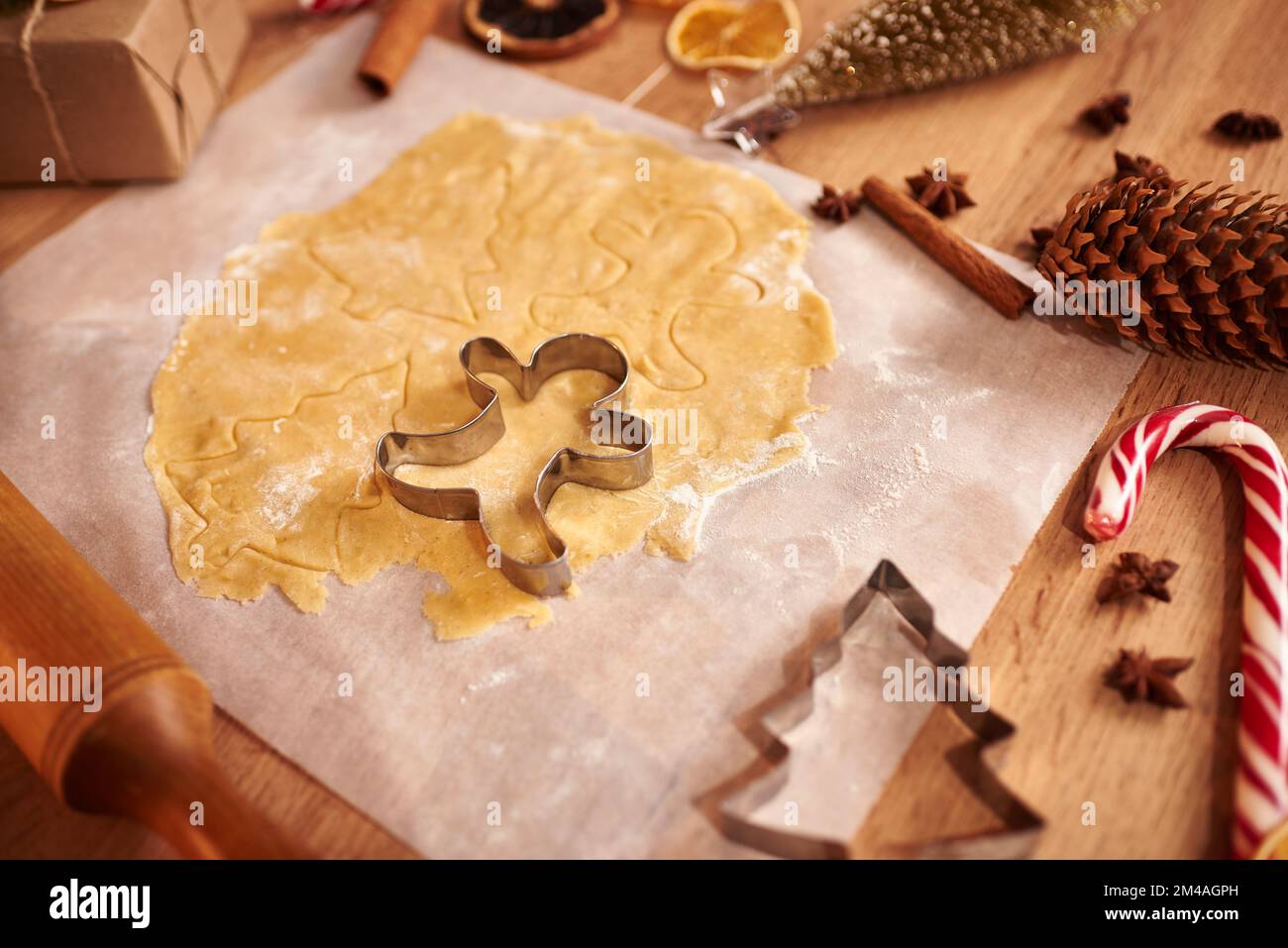Biscotti di Natale. Preparazione di biscotti di pan di zenzero per le feste. Pasta di pan di zenzero. Sfondo cottura di Natale. Forma per il taglio del pan di zenzero. Allegro Foto Stock