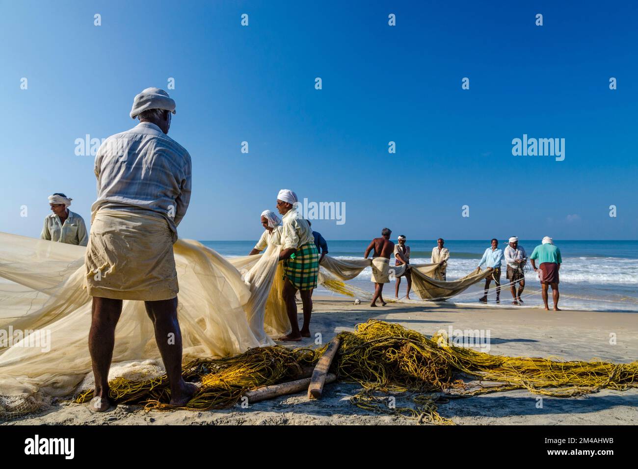 La pesca con i vecchi metodi è un lavoro duro e ancora praticato nei piccoli villaggi lungo la costa intorno Varkala. Varkala , India Foto Stock