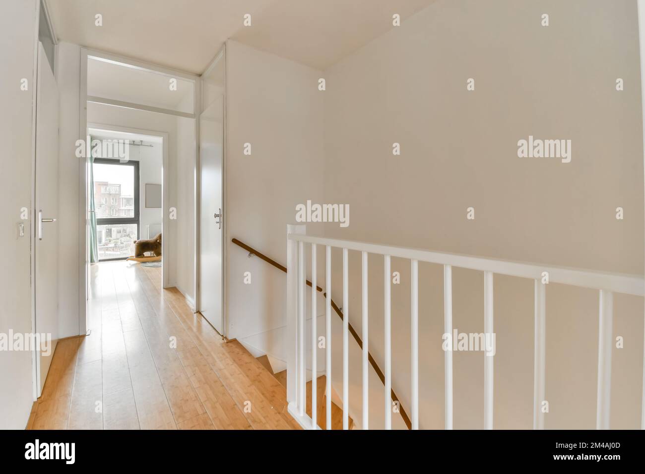 Un corridoio spazioso e luminoso che conduce ad una stanza al secondo piano, così come giù per le scale Foto Stock