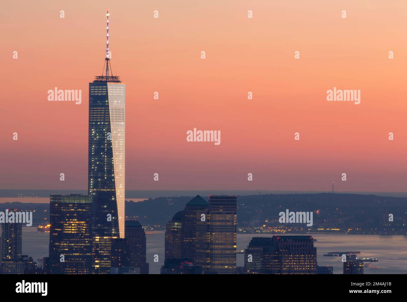 Un bellissimo scatto dell'One World Trade Center al tramonto a New York Foto Stock